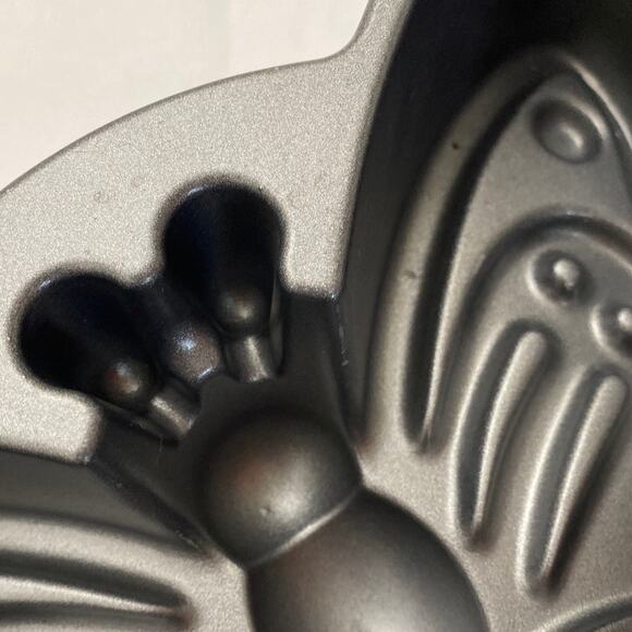 Nordic Ware Butterfly Cake Pan 9 Cup Cast Aluminum Mold Non Stick Bakeware, USA - Picture 3 of 12